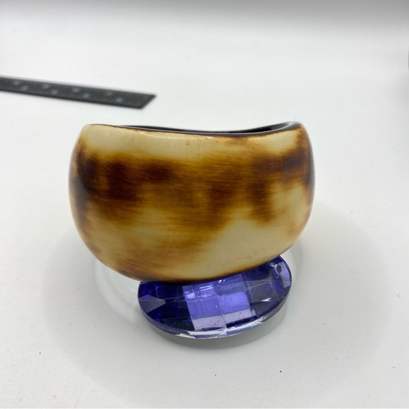 Abstract Cream Brown Distressed Lucite Bangle Bracelet - Picture 4 of 7